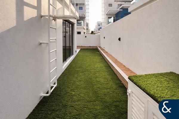 Close to Park| Landscaped | Corner Unit